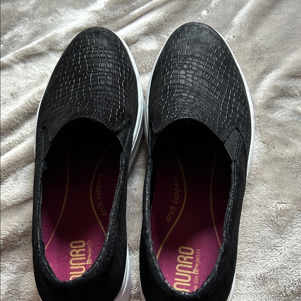 Munro Women's Black Textured Slip-On Sneakers